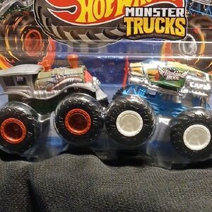Loco Punk Vs Airplane Mode Hot Wheels Monster Trucks Set - Demolition Doubles
